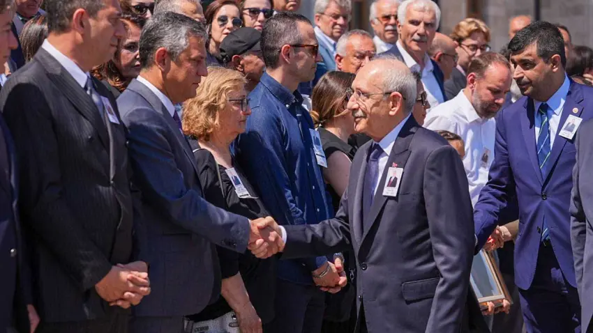 TBMM'deki tören siyasetin zirvesini buluşturdu: Özgür Özel ve Kılıçdaroğlu tokalaştı haberinin görseli
