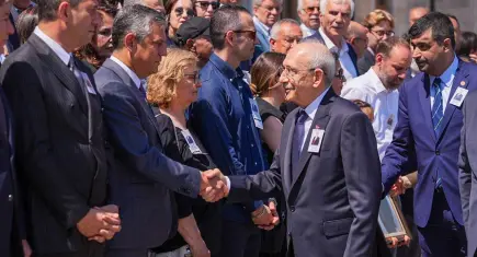 TBMM'deki tören siyasetin zirvesini buluşturdu: Özgür Özel ve Kılıçdaroğlu tokalaştı