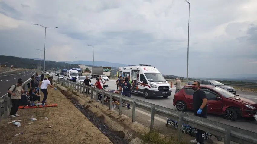Aydın'da lastiği patlayan otomobil yolcu otobüsüne çarptı haberinin görseli