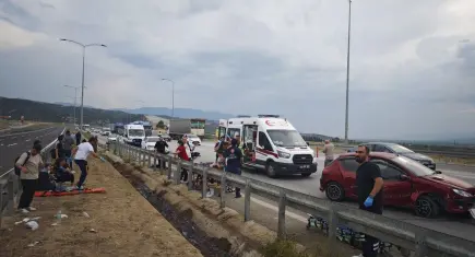 Aydın'da lastiği patlayan otomobil yolcu otobüsüne çarptı