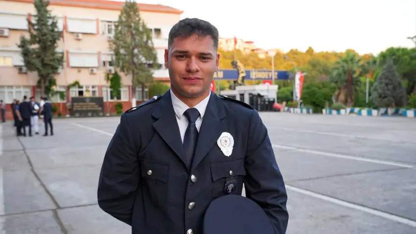 Depremde 72 saat enkaz altında kalan Mehmet Özel, polislik hayaline kavuştu haberinin görseli