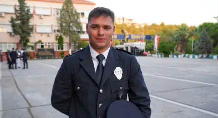 Depremde 72 saat enkaz altında kalan Mehmet Özel, polislik hayaline kavuştu