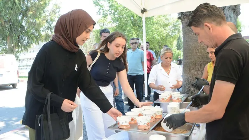 Ege Üniversitesi’nde aşure ikramı haberinin görseli