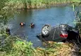 Gölete düşen otomobilin sürücüsü sır oldu