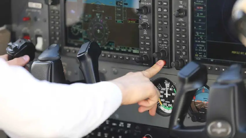 Havada can pazarı: Kriz geçiren pilotu emniyet kemerleriyle bağladılar! haberinin görseli
