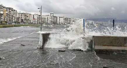 İzmir’e kuvvetli rüzgar ve fırtına uyarısı: 12 ilçe için sarı alarm