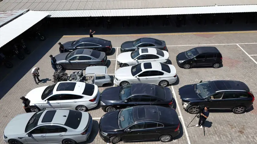 İzmir merkezli 6 İlde araç vurgunu operasyonu: 8 gözaltı haberinin görseli