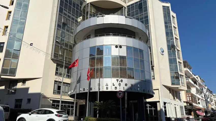Balçova Belediye Başkanı Onur Yiğit’in annesi serbest bırakıldı haberinin görseli