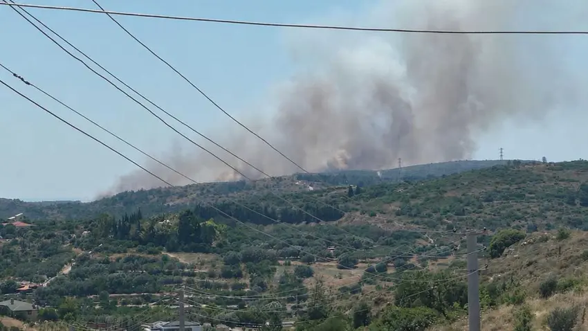 Çeşme’de çöplük yangını makilik alana sıçradı haberinin görseli