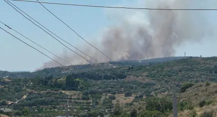 Çeşme’de çöplük yangını makilik alana sıçradı