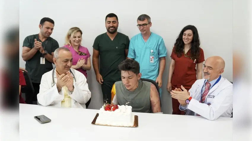 Entübe girdiği hastaneden doğum günü kutlayarak çıktı haberinin görseli