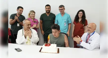 Entübe girdiği hastaneden doğum günü kutlayarak çıktı
