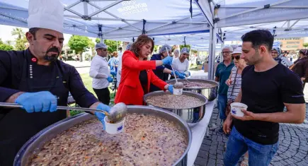 İzmir'de muharrem ayı aşureyle taçlandı