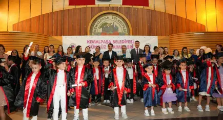Kemalpaşa'da miniklerin mezuniyet coşkusu