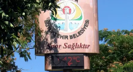 Adana’da bunaltıcı sıcaklar: Termometreler 42 dereceyi gösterdi