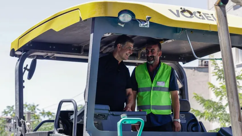 Başkan Tugay yol çalışmalarını gece gündüz denetledi haberinin görseli