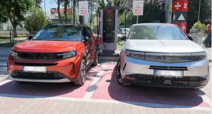 Bayraklı'da elektrikli araçlara dev yatırım! 10 noktada 20 şarj ünitesi hizmete açıldı