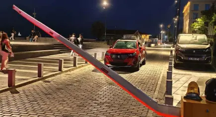 Beşiktaş'ta polis bariyerini kırıp kaçmaya çalışan şüpheli tutuklandı 