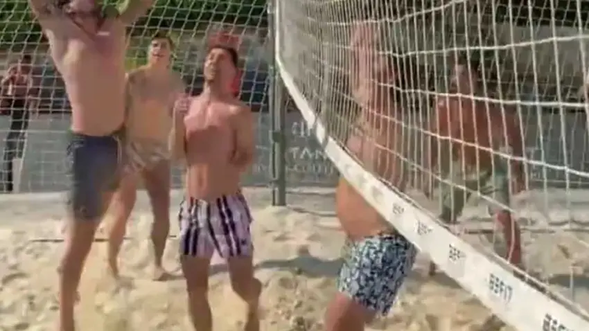 Dünya Kupası dönüşü Bodrum’da buluştular! Uğurcan Çakır ve Abdülkerim Bardakcı’nın plaj voleybolu keyfi haberinin görseli