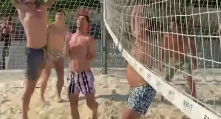Dünya Kupası dönüşü Bodrum’da buluştular! Uğurcan Çakır ve Abdülkerim Bardakcı’nın plaj voleybolu keyfi