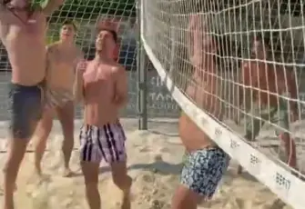 Dünya Kupası dönüşü Bodrum’da buluştular! Uğurcan Çakır ve Abdülkerim Bardakcı’nın plaj voleybolu keyfi
