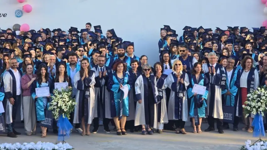 Ege Edebiyat'ta mezuniyet coşkusu: Fakülte birinciliğini iki öğrenci paylaştı haberinin görseli