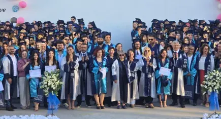 Ege Edebiyat'ta mezuniyet coşkusu: Fakülte birinciliğini iki öğrenci paylaştı