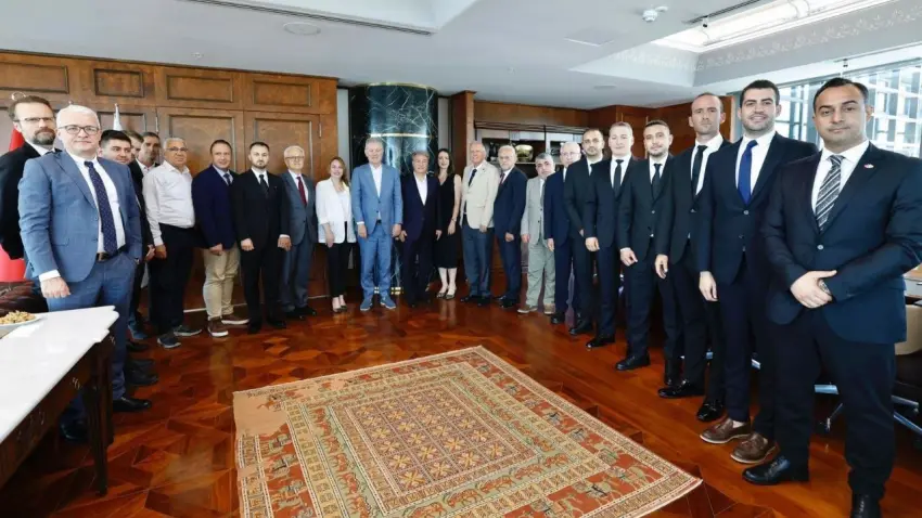Otomotiv sektörünün devleri İZTO’da bir araya geldi haberinin görseli