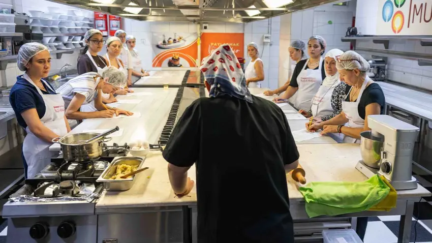 Bornova’da mutfak atölyeleri lezzet ve öğrenmeyi bir araya getiriyor haberinin görseli