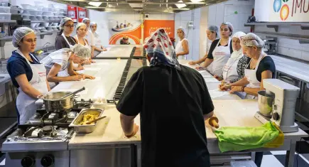 Bornova’da mutfak atölyeleri lezzet ve öğrenmeyi bir araya getiriyor