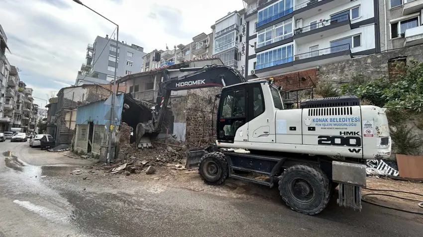 Konak’ta metruk yapılar bir bir ortadan kaldırılıyor haberinin görseli