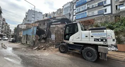 Konak’ta metruk yapılar bir bir ortadan kaldırılıyor