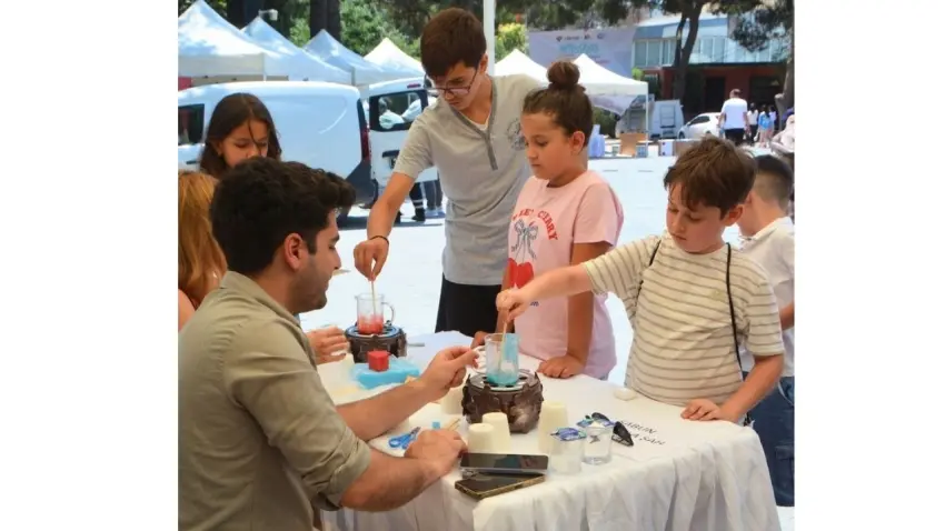 Bornova Büyükpark'ta bilim şöleni: Binlerce çocuk deneyerek öğrendi haberinin görseli