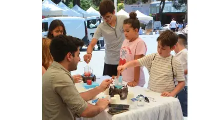 Bornova Büyükpark'ta bilim şöleni: Binlerce çocuk deneyerek öğrendi
