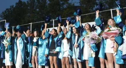 Ege Üniversitesi İletişim Fakültesi’nde mezuniyet coşkusu! Aynı üniversiteden kızıyla mezun olan fakülte birincisi alkış aldı