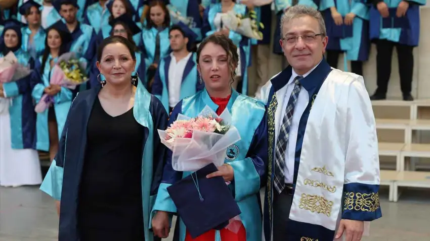 Kardelen, “Annesinin Gözleriyle” üniversiteyi bitirdi haberinin görseli