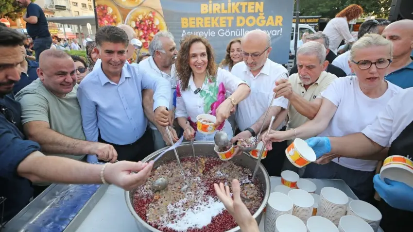 Karşıyaka’da aşure bereketi 3 binden fazla vatandaşla paylaşıldı haberinin görseli