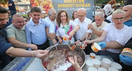 Karşıyaka’da aşure bereketi 3 binden fazla vatandaşla paylaşıldı