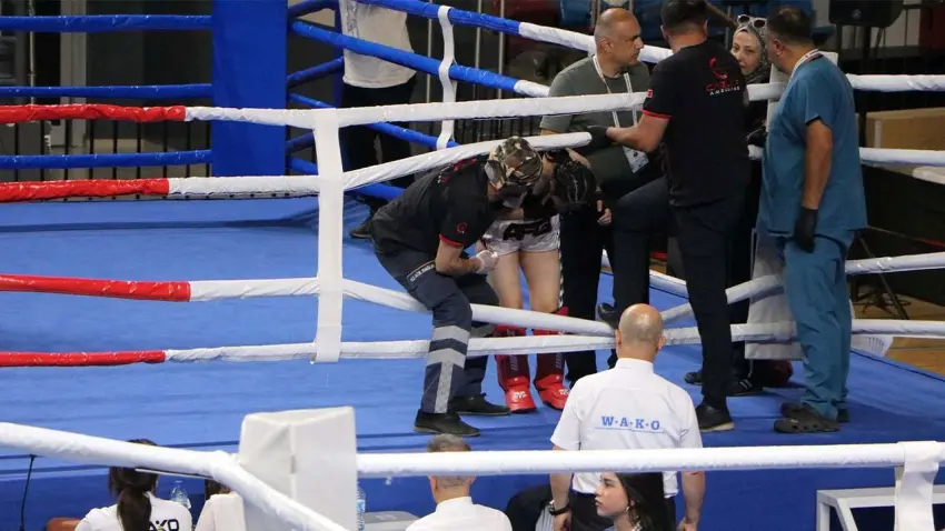 Bolu’da Türkiye Kick Boks Şampiyonası başladı: Ringde fenalaşan sporcuya müdahale haberinin görseli