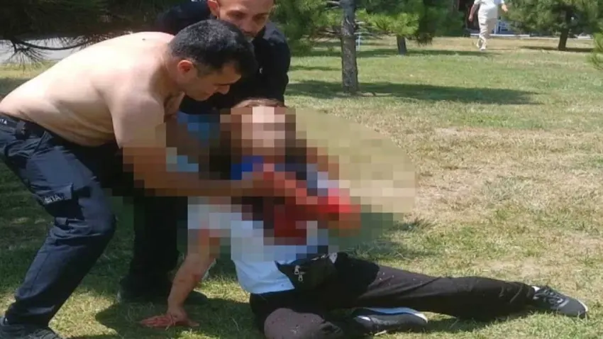 Boşanma aşamasındaki eşini boğazından bıçakladı!