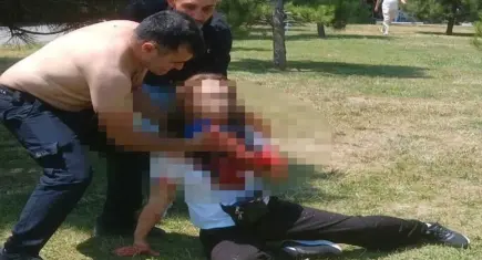 Boşanma aşamasındaki eşini boğazından bıçakladı!