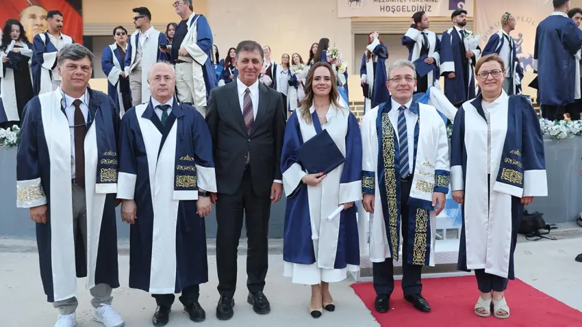 DEÜ Güzel Sanatlar Fakültesi’nde mezuniyet heyecanı: Öznur Tugay mezun oldu haberinin görseli