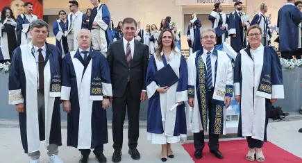 DEÜ Güzel Sanatlar Fakültesi’nde mezuniyet heyecanı: Öznur Tugay mezun oldu