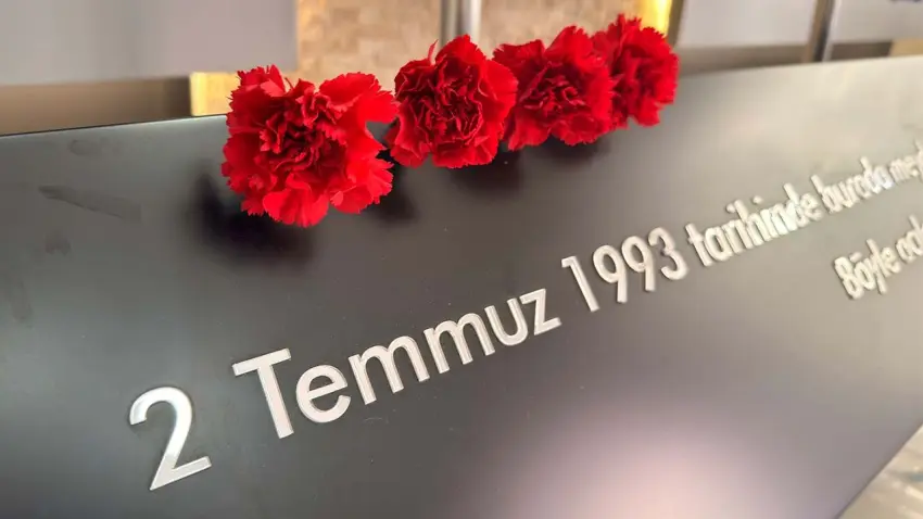 Madımak Katliamı'nın 33. yılı: Sivas’ta yaşamını yitiren hayatını kaybedenler anıldı haberinin görseli