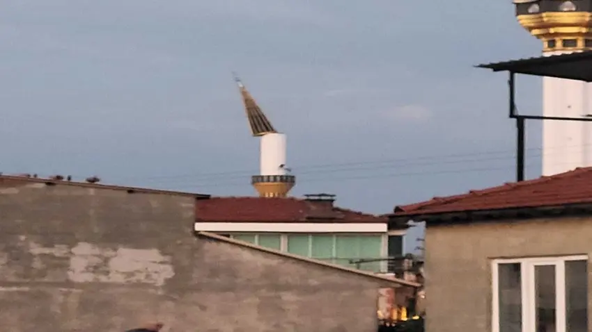 Manisa’da fırtına dehşeti: Çatılar uçtu, cami minaresinin külahı devrildi! haberinin görseli