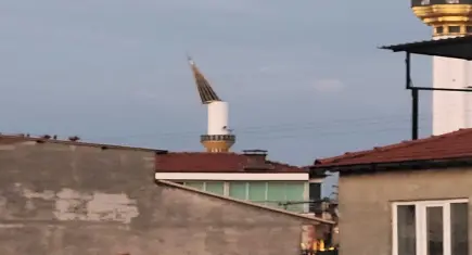 Manisa’da fırtına dehşeti: Çatılar uçtu, cami minaresinin külahı devrildi!
