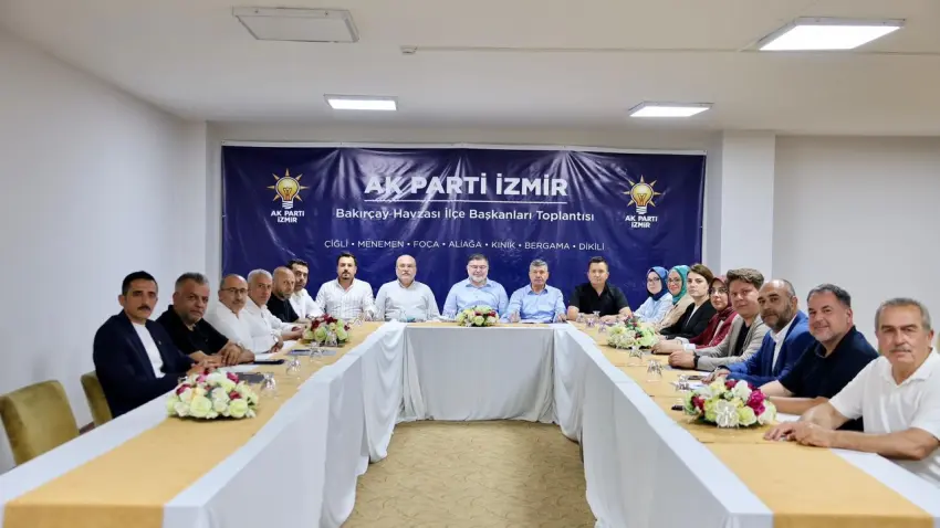 AK Parti İzmir'de Bakırçay Bölgesi İlçe Başkanları Bergama'da buluştu haberinin görseli