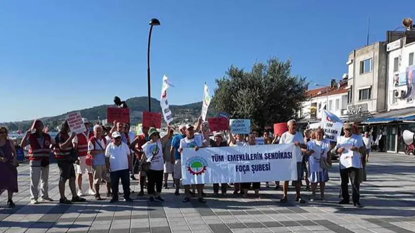 Foça'da emeklilerden maaş isyanı: Bu ülkenin köküne sahip çıkın haberinin görseli