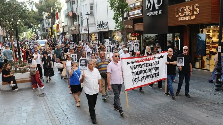 Karşıyaka sokaklarında Madımak için sessiz yürüyüş haberinin görseli