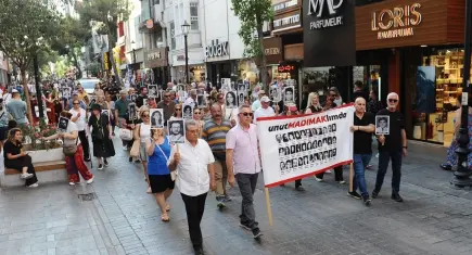 Karşıyaka sokaklarında Madımak için sessiz yürüyüş
